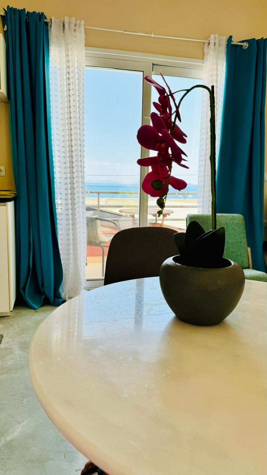 Apartment Ocean Eyes *